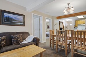 Interior - Outpost: Town Square Lodge 3 - Close to Town Square (Jackson)