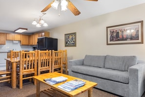 TV - Outpost: Town Square Lodge 4 - Close to Town Square (Jackson)