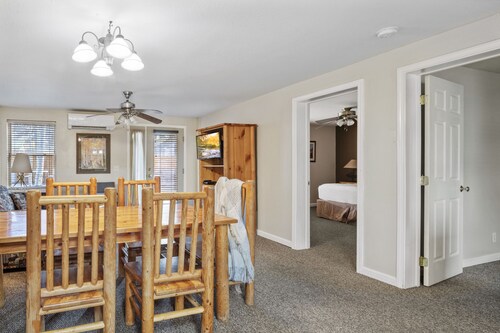 Outpost: Town Square Lodge 4 - Close to Town Square