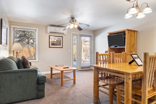 Outpost: Town Square Lodge 5 - Close to Town