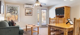 Outpost: Town Square Lodge 5 - Close to Town