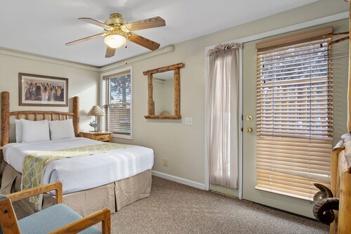 Outpost: Town Square Lodge 6 - Close to Town