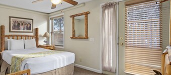 Outpost: Town Square Lodge 6 - Close to Town