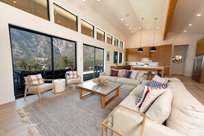 Smart TV, fireplace - Private Pool | Stunning lake & mountain views | Modern, costal design (Manson)