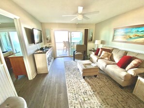 Smart TV, DVD player, books, video library - Carolina Oasis Oceanfront,Pool,Huge Shaded Deck 10+family seating&swing,linens (Carolina Beach)