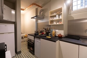 Kylskåp, mikrovågsugn, ugn och diskmaskin