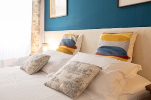 2 sovrum, skrivbord, strykjärn/strykbräda och resesäng