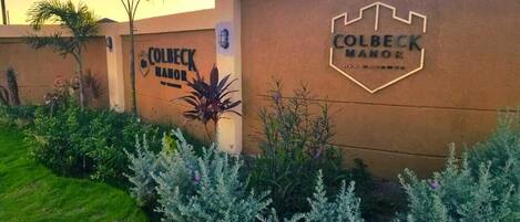 المنطقة المحيطة بالمنشأة