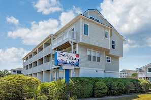 Exterior - "Hermits Hide-a-way" Salty air, a SEA view and a pool! (Carolina Beach)