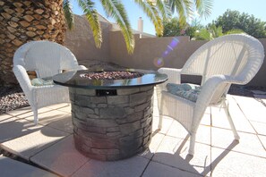 Terrace/patio - BEST OFF-STRIP LUXURY HOUSE, 5 Bdrm, GIANT Pool, 1/4 Acre, 65-85" TV, 500mbpWIFI (Las Vegas)