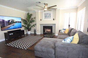 Smart TV, fireplace, stereo, printers - BEST OFF-STRIP LUXURY Las Vegas House, 5 Bdrm, GIANT Pool, 1/4 Acre, 65-85" TVs (Las Vegas)