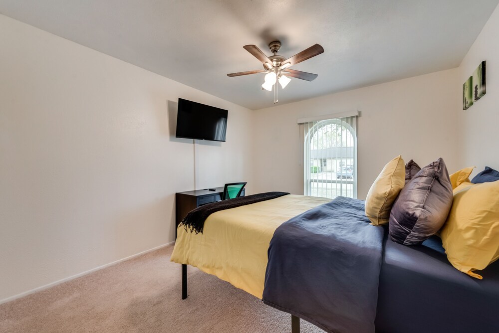 Near Joe Pool Lake/AT&T/Globe Life Field/6 flags/airport Grand