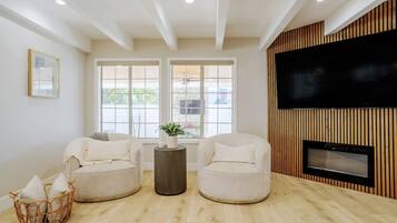 Smart TV, fireplace, books, stereo