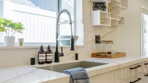 Wasserkocher mit Kaffee-/Teezubehör, Kühlschrank, Mikrowelle, Ofen