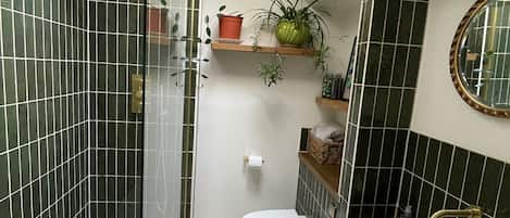 Doccia, asciugacapelli, asciugamani, sapone