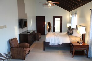 3 soverom, skrivebord, strykejern/-brett og reiseseng for barn