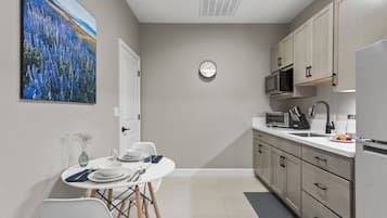 KylskÄp, mikrovÄgsugn, ugn och spishÀll