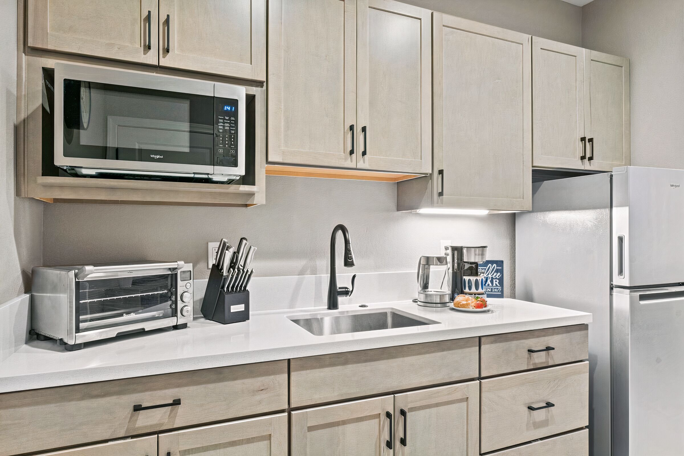 Kühlschrank, Mikrowelle, Ofen, Herdplatte