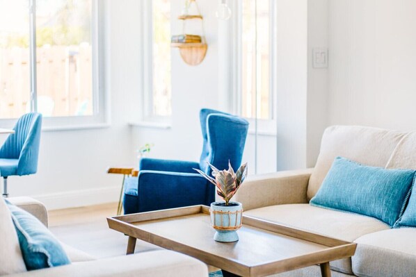 TV, peis og kontorer