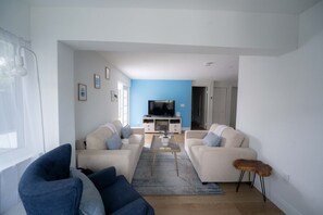 Een televisie, een open haard en een kantoor