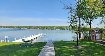 Cottage walking distance to Lake Geneva!