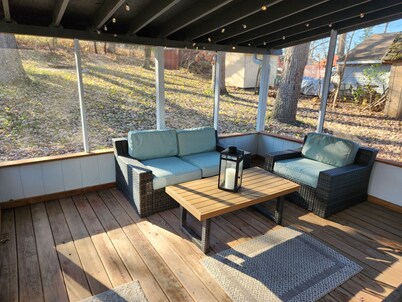 Cottage walking distance to Lake Geneva!