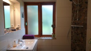Badewanne, umweltfreundliche Kosmetikartikel, Haartrockner, Handtücher