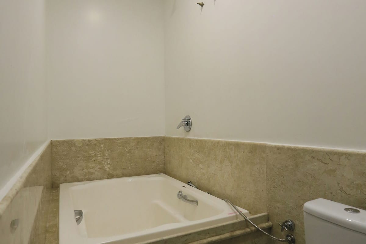 Quarto luxo, várias camas, banheira, vista para a cidade | Banheiro | Toalhas de banho, sabonete, shampoo, papel higiênico