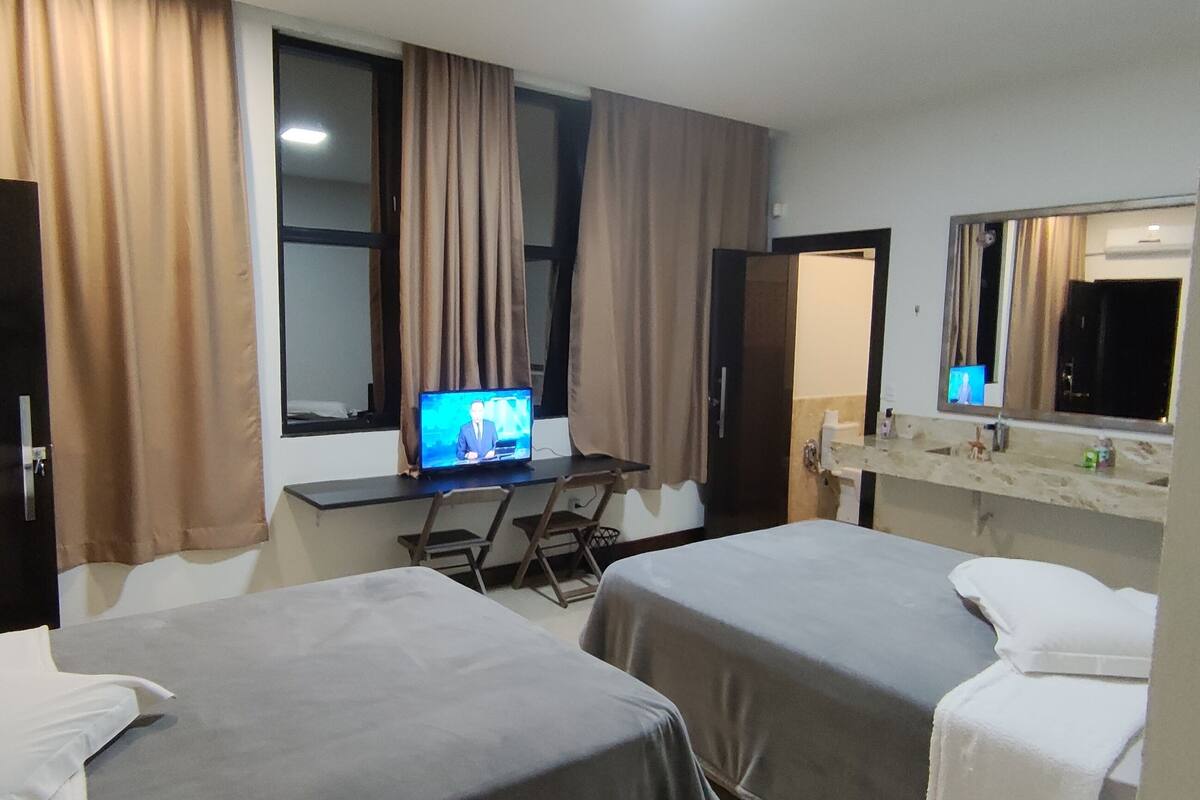 Quarto família, 2 camas de casal, vista para o jardim | Frigobar, escrivaninha, espaço de trabalho para notebook