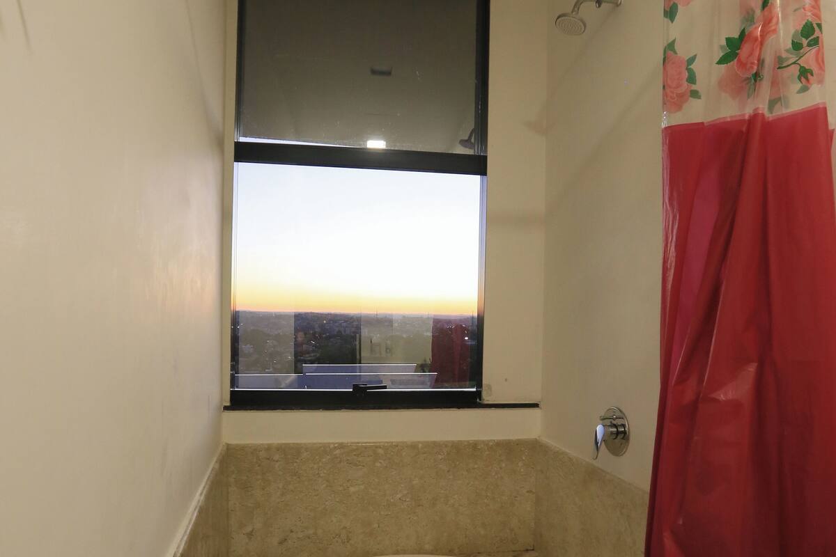 Quarto luxo, 1 cama de casal, banheira, vista para a cidade | Frigobar, escrivaninha, espaço de trabalho para notebook