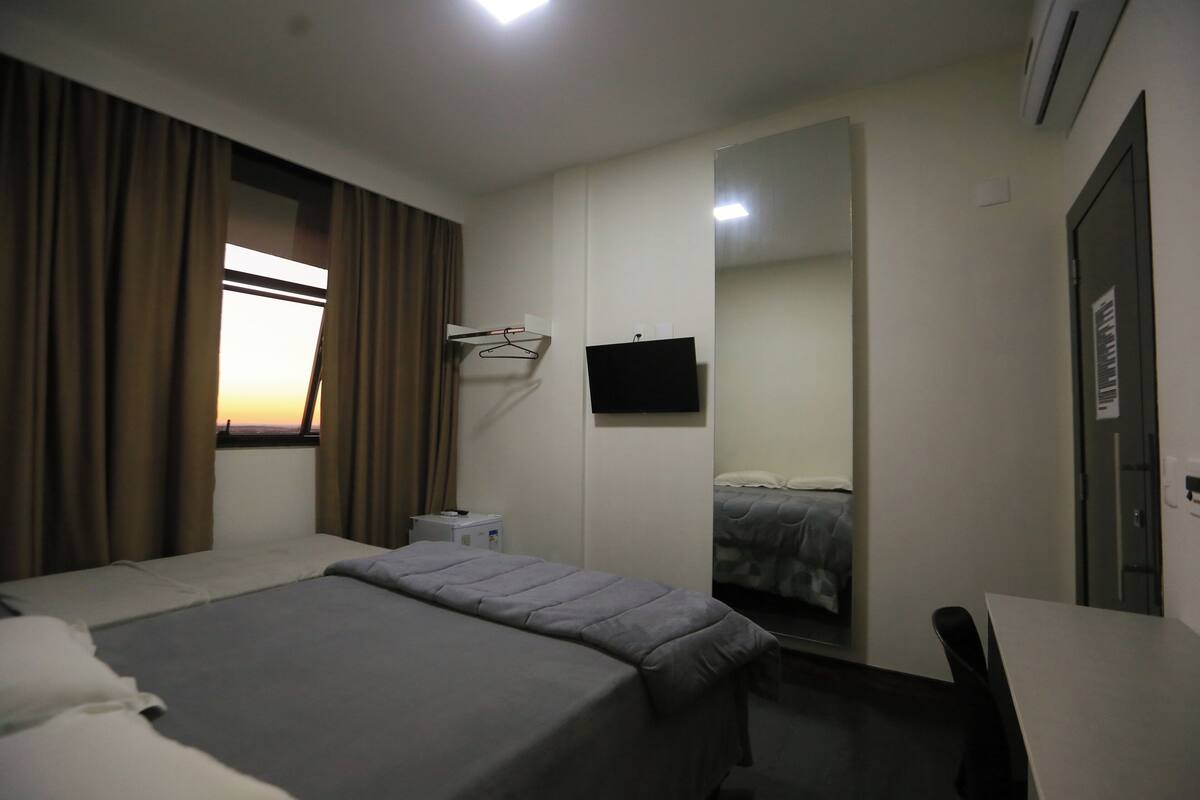 Quarto casal, 1 cama de casal, banheiro privativo, vista para a cidade | Frigobar, escrivaninha, espaço de trabalho para notebook