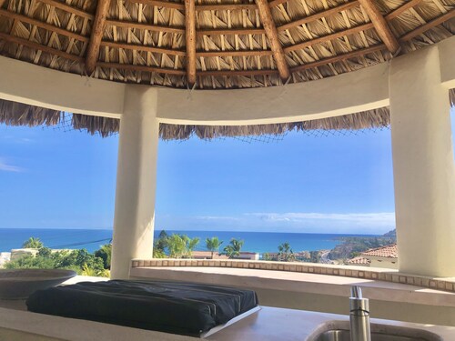 Private 2nd Floor Suite w/outdoor kitchen. Sweeping Ocean Views. Max. 2 people