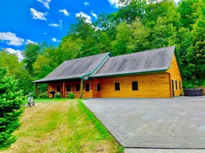 Exterior - Log Cabin/ w hot tub, outdoor pool & pool table (Lansing)