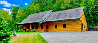 Log Cabin/ w hot tub, outdoor pool & pool table