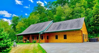 Log Cabin/ w hot tub, outdoor pool & pool table