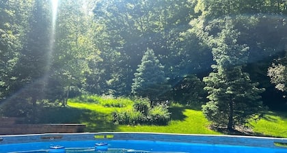 Log Cabin/ w hot tub, outdoor pool & pool table