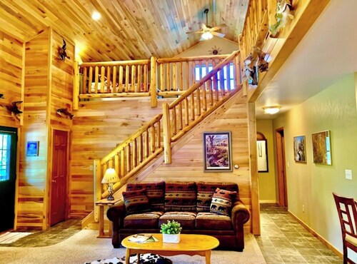 Log Cabin/ w hot tub, outdoor pool & pool table