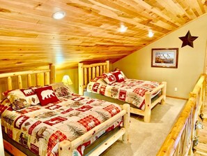 5 bedrooms, desk, travel crib, free WiFi - Log Cabin/ w hot tub, outdoor pool & pool table (Lansing)