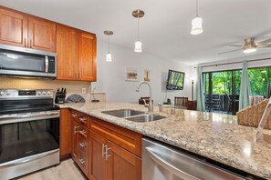 Een koelkast, een microgolfoven, een oven, een kookplaat