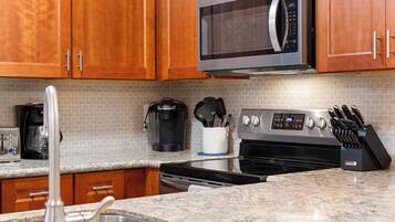 Frigorifero, microonde, forno, piano cottura