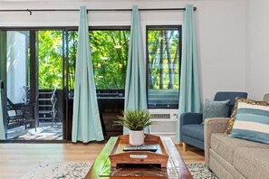 Televisie, boeken, een filmbibliotheek en een stereo