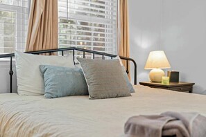 3 chambres, fer et planche à repasser, Wi-Fi, draps fournis