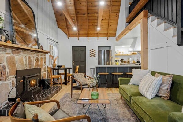 Televisión, chimenea y oficina