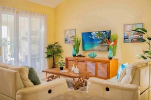 TV - Beachfront residence in central Sosua, 2BD/2BTH with sea views. Chica-friendly! (Sosúa)