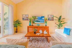 TV - Beachfront residence in central Sosua, 2BD/2BTH with sea views. Chica-friendly! (Sosúa)