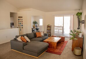 Smart TV, books, music library, stereo - Spacious home in Lakewood near downtown Denver (Lakewood)