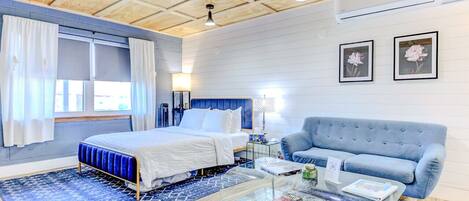 Escritorio, tabla de planchar con plancha, cuna de viaje y wifi gratis