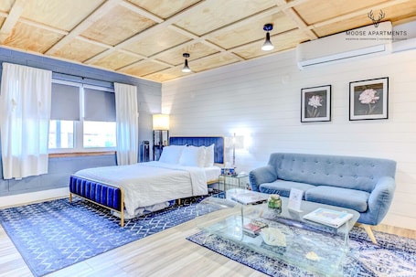 Desk, iron/ironing board, travel crib, free WiFi. Safe Luxe Studio near downtown Memphis - FREE Parking and WIFI
