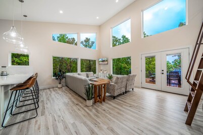 Modern Lakeview Escape