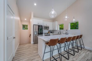 Geladeira, micro-ondas, fogão, cooktop